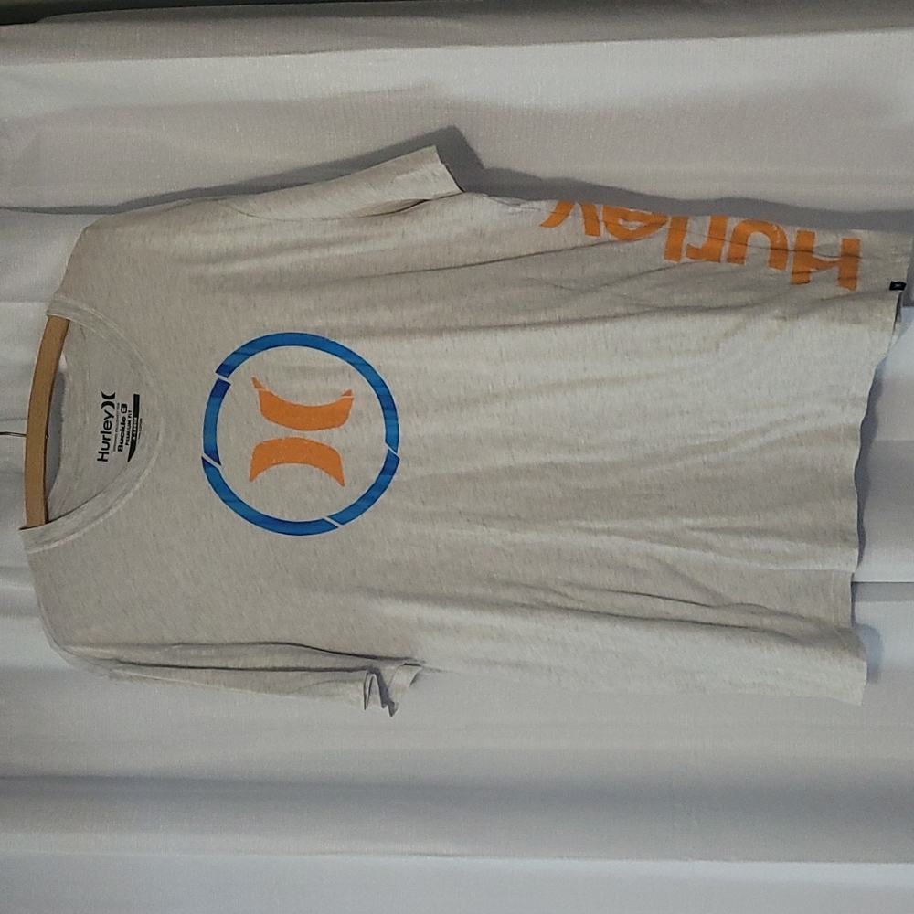Men's XL Hurley t-shirt in very light gray/white color, good condition.